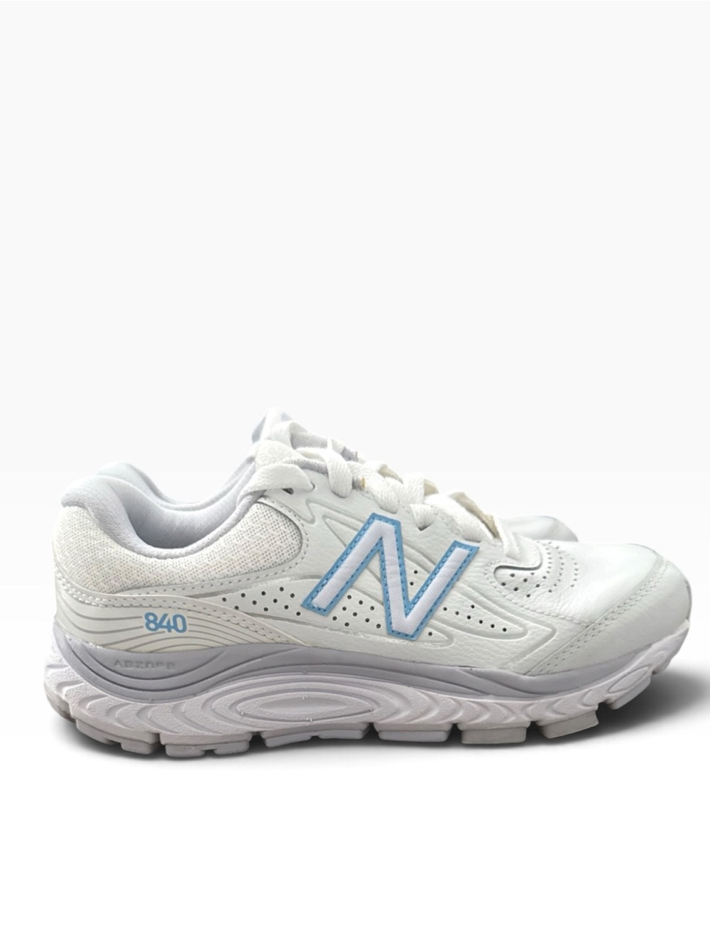 New Balance 840 v3 Women’s Size 6.5 White with Blue Logo.